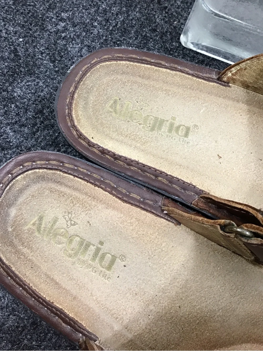 Alegria Carina Brown Leather Thong wedge Sandals Decorative Medallion 39